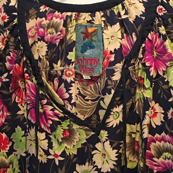 Beautiful 🦋 Johnny Was silk blouse - Picture 8 of 8